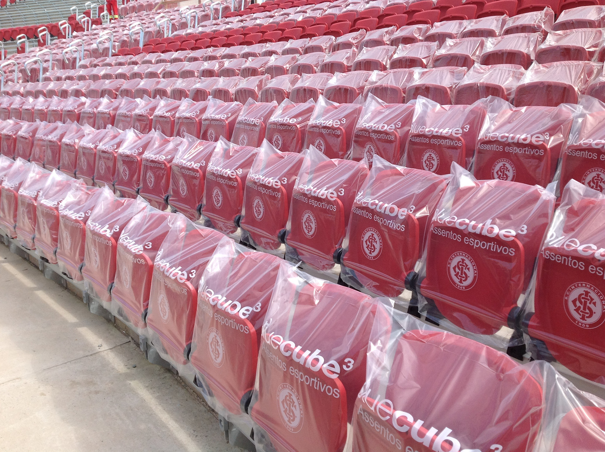 Seats begin to be installed in Estadio Beira Rio